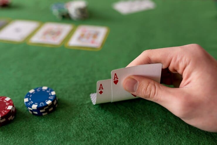 Skupina hostů u pokerového stolu během firemní akce